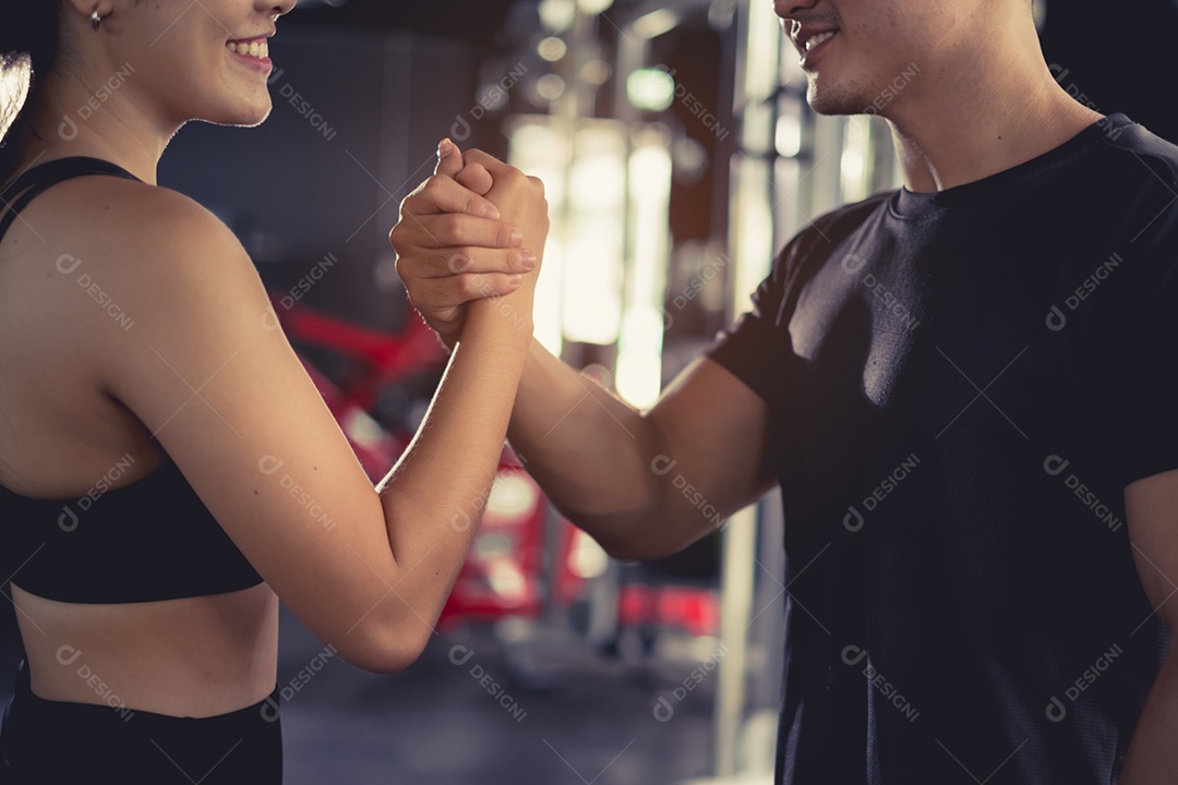 Casal jovem treinando exercícios na academia
