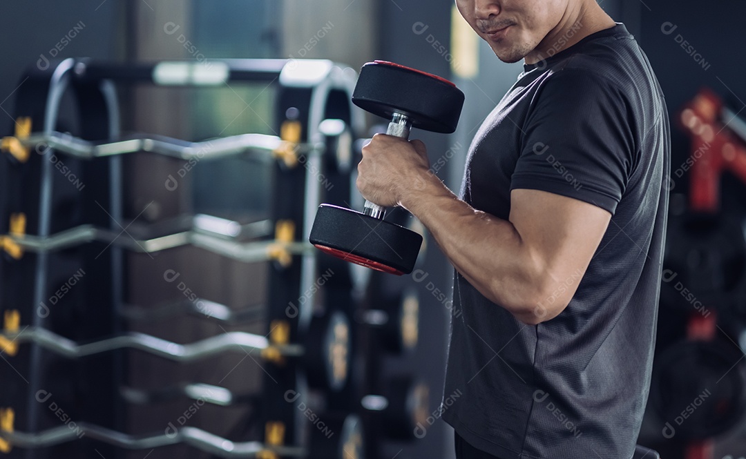 Homem jovem treinando exercícios na academia