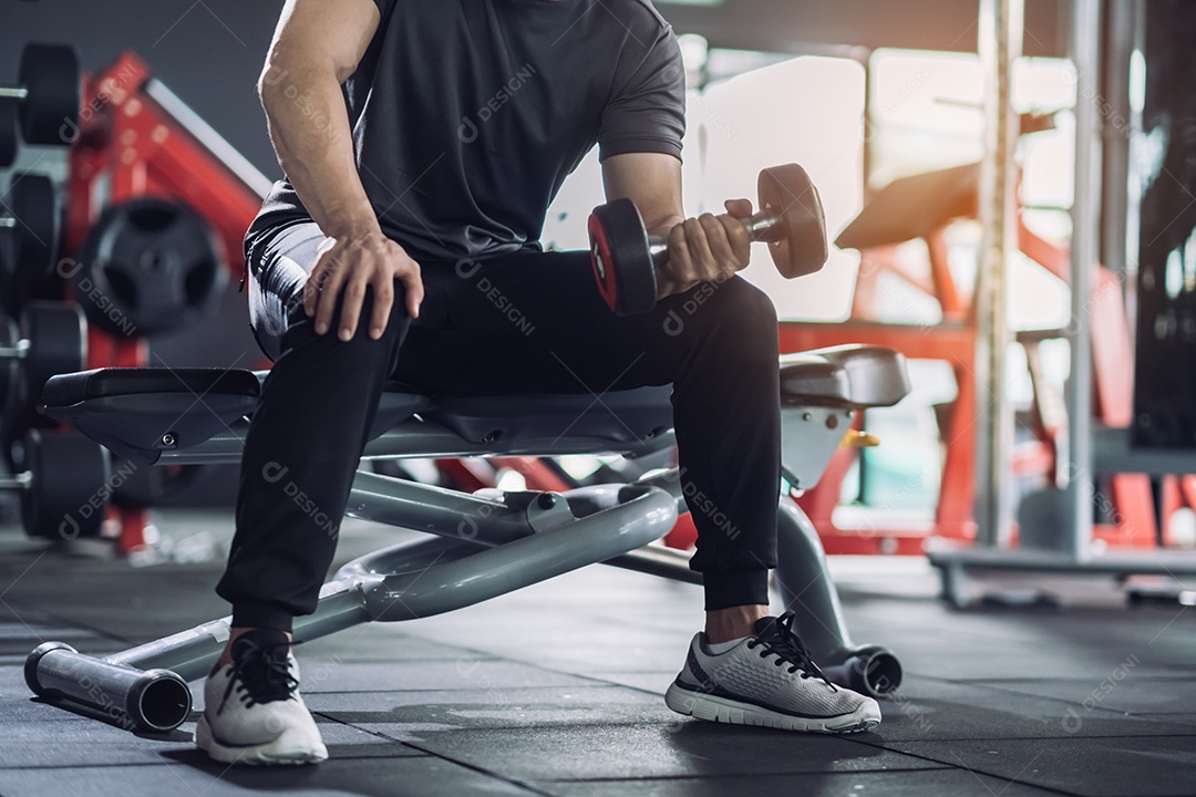 Homem jovem treinando exercícios na academia
