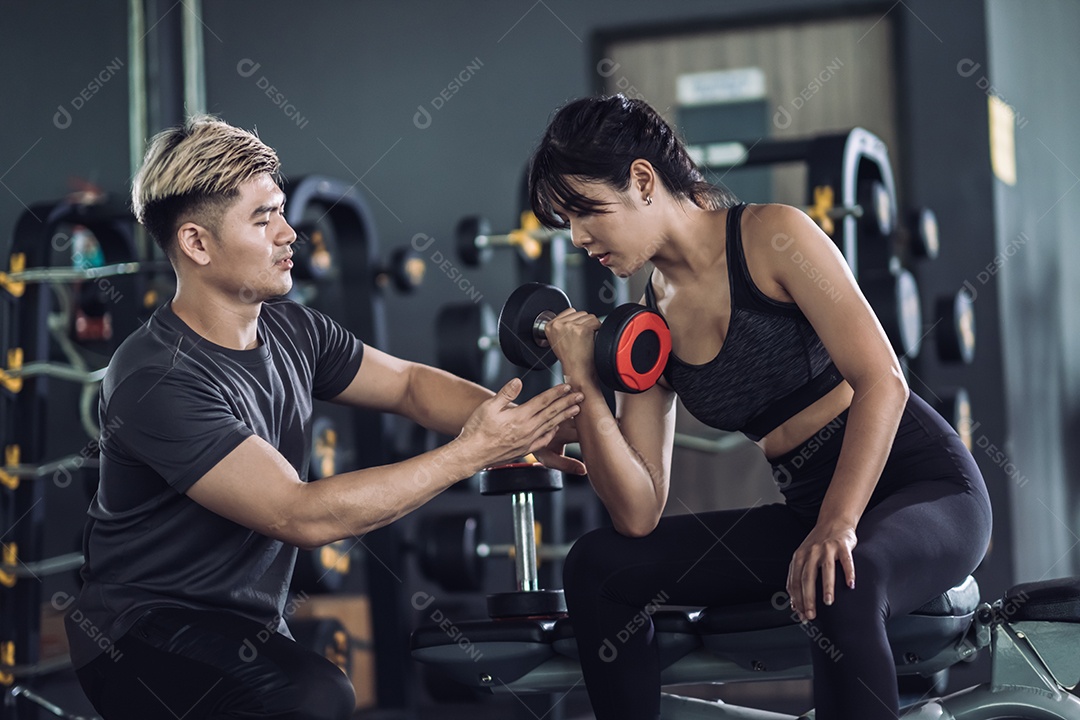 Homem jovem treinando exercícios na academia