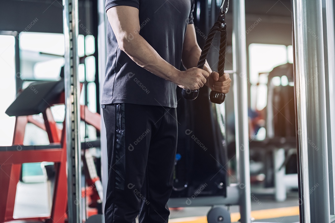 Jovens treinando exercícios na academia