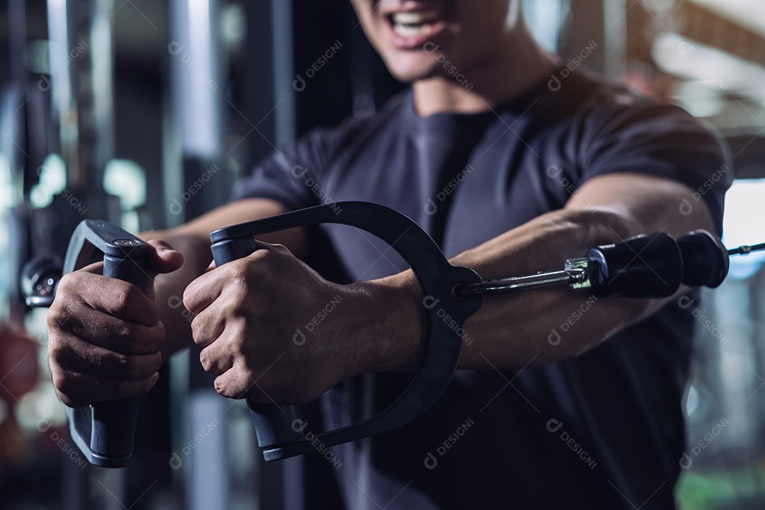 Jovens treinando exercícios na academia