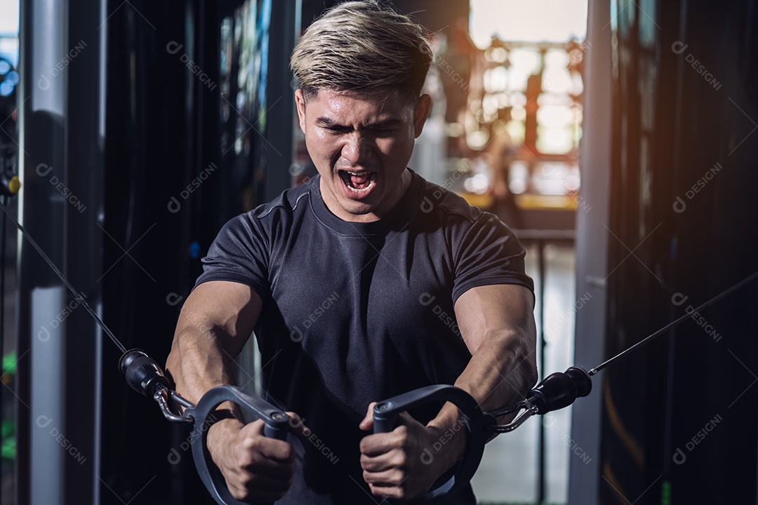 Jovens treinando exercícios na academia
