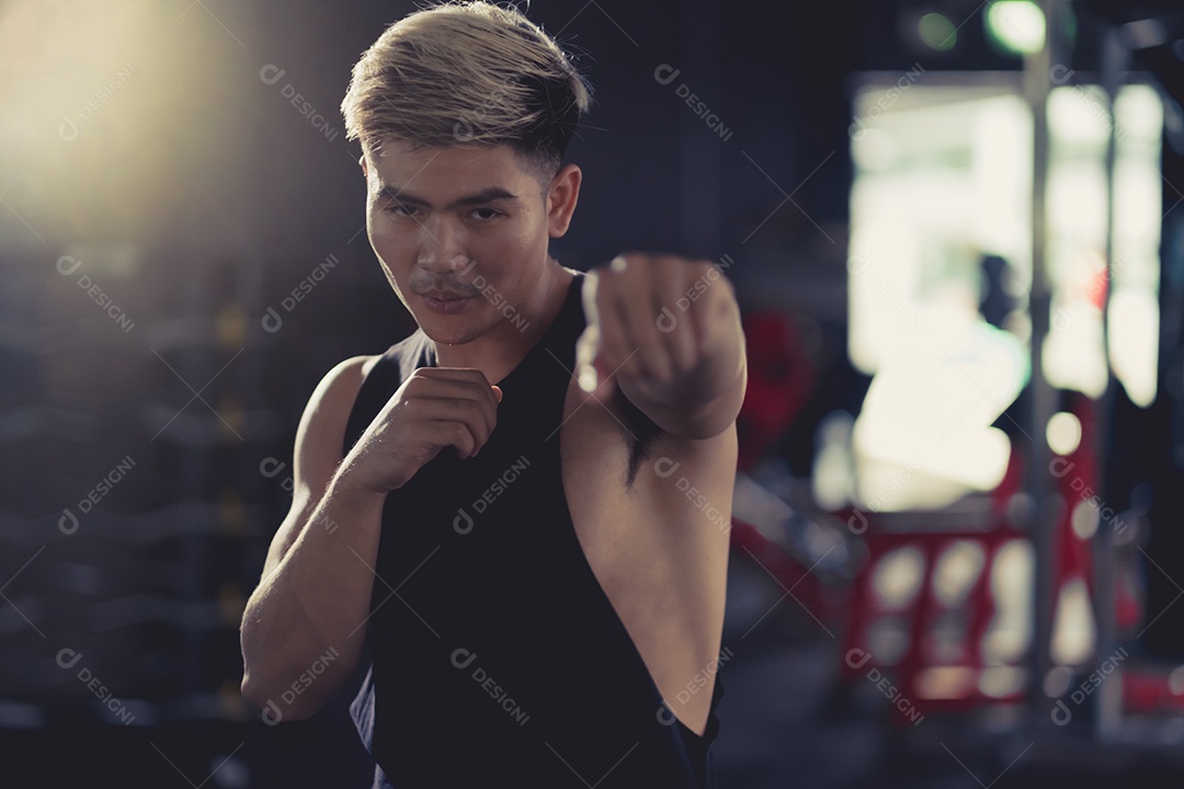 Jovens treinando exercícios na academia