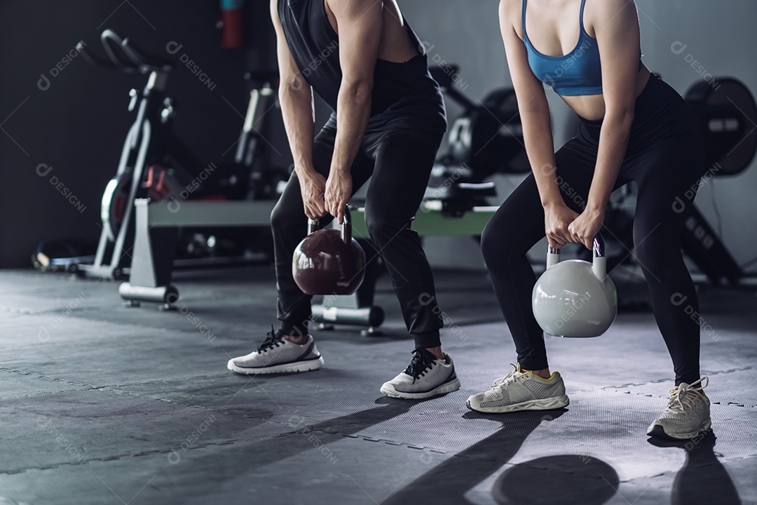 Jovens treinando exercícios na academia