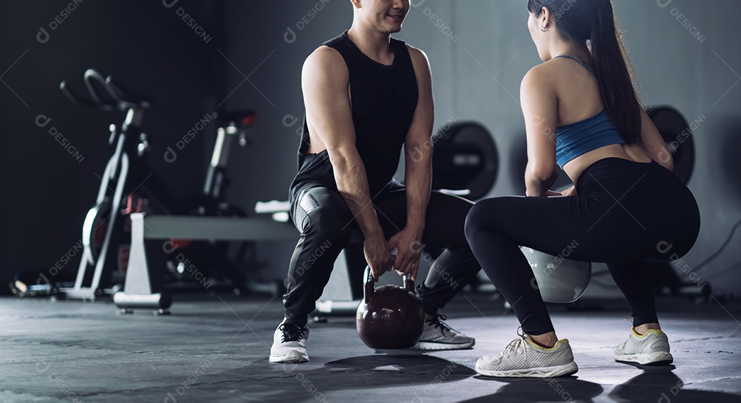 Jovens treinando exercícios na academia