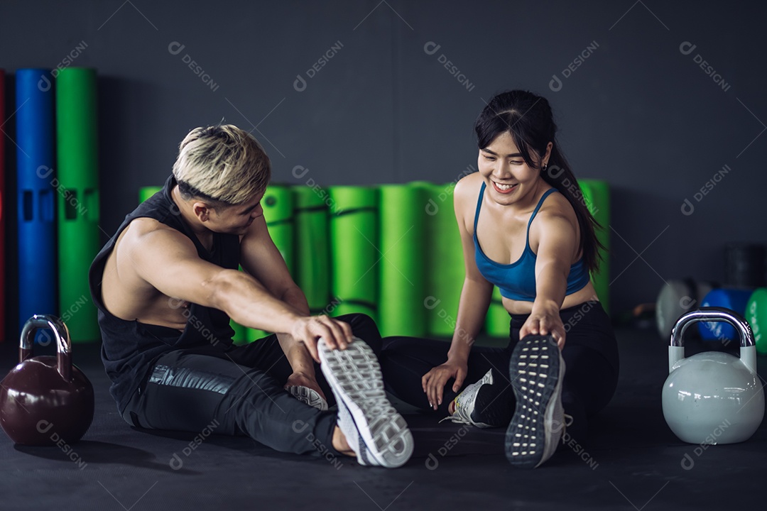 Jovens treinando exercícios na academia