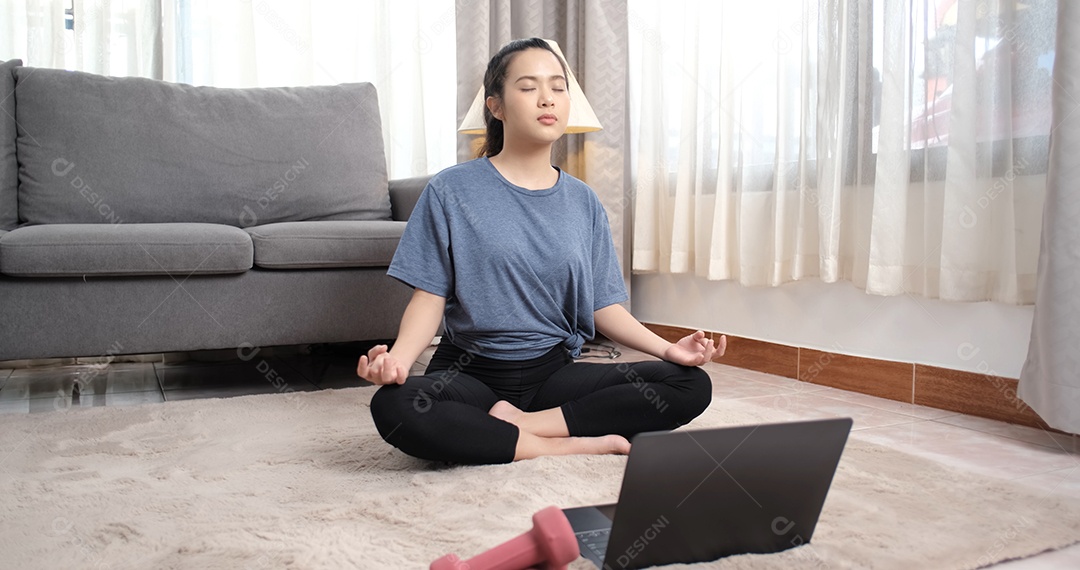Treino em casa de jovem asiática