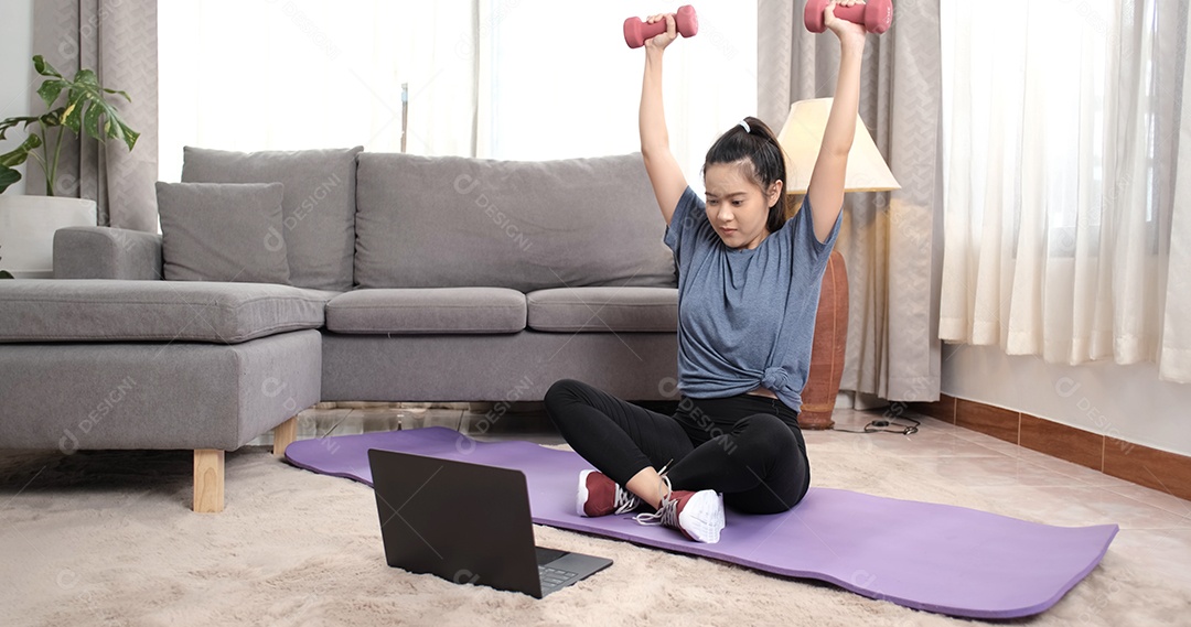 Treino em casa de jovem asiática