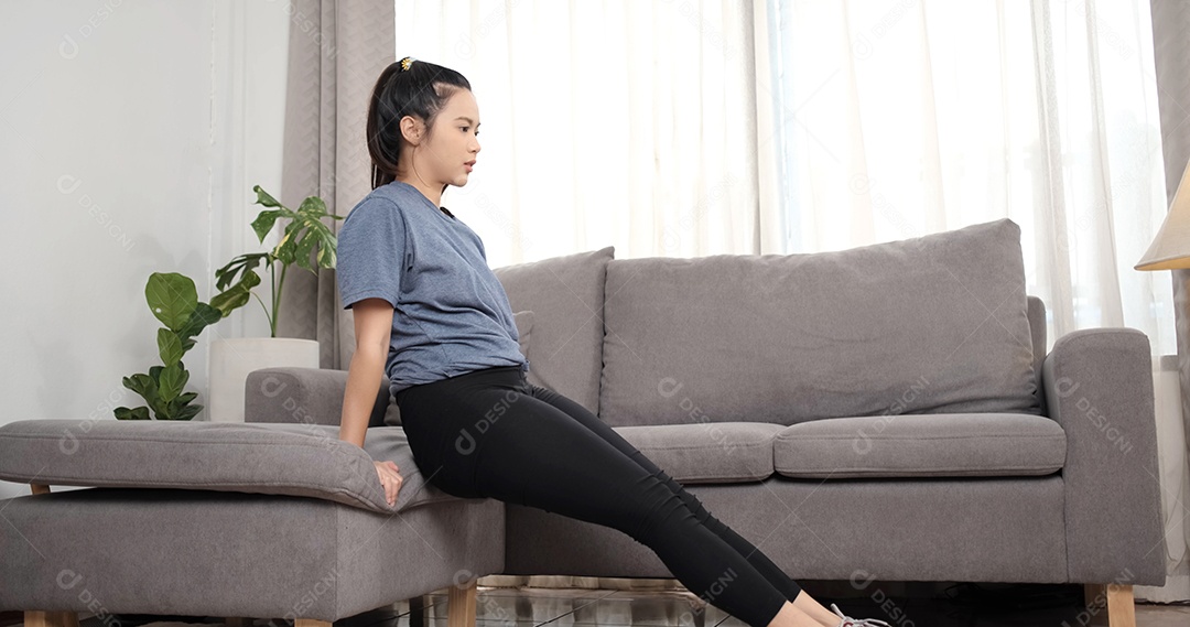 Treino em casa de jovem asiática