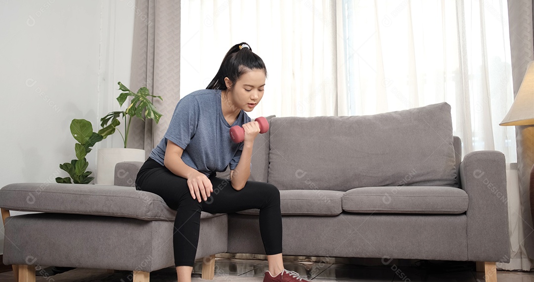 Treino em casa de jovem asiática