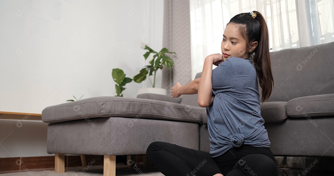 Treino em casa de jovem asiática