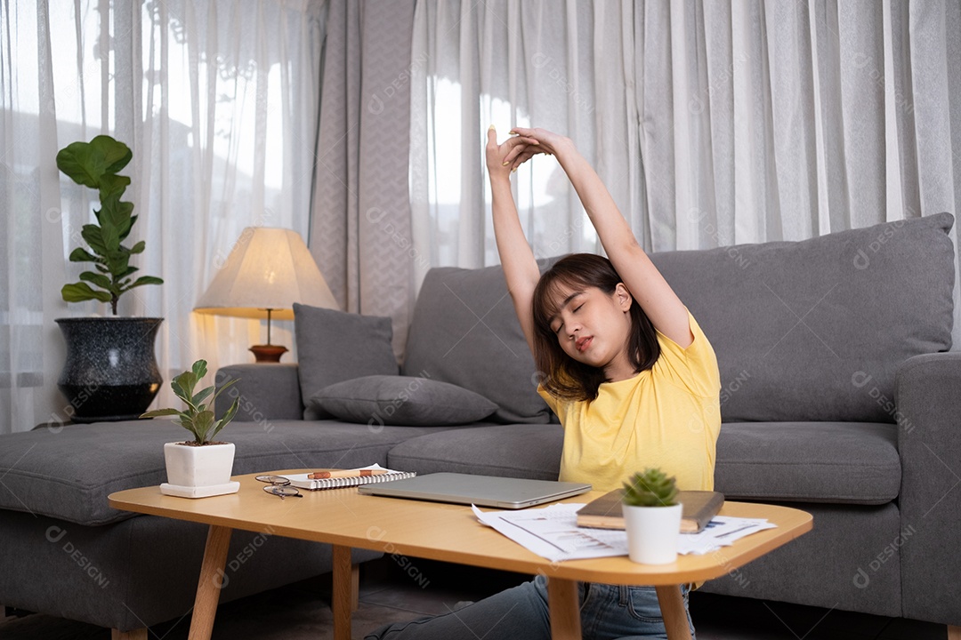 Jovem mulher alongando com preguiça