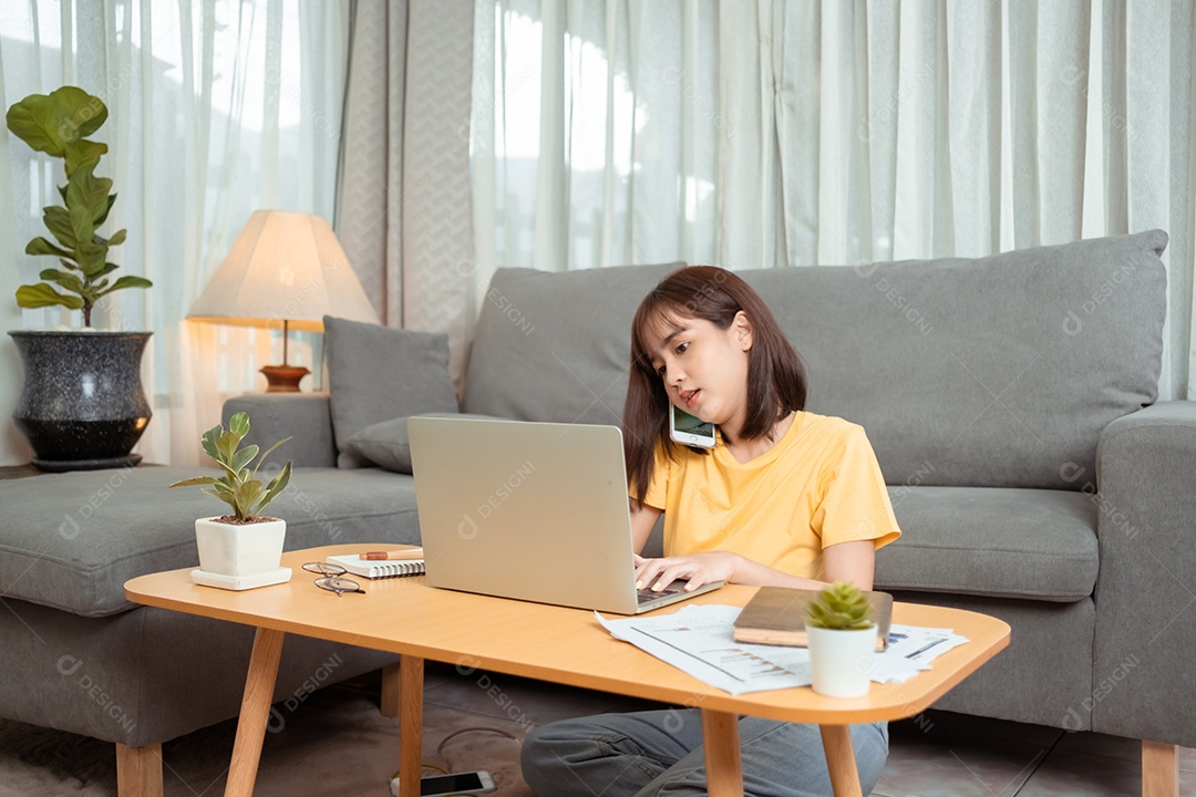 Jovem asiática usando fones de ouvido conversando por vídeo com amigos