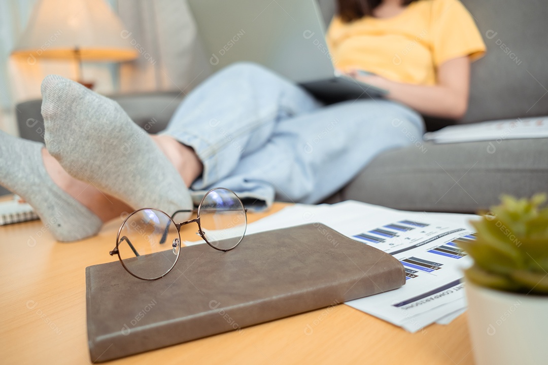 Jovem asiática usando fones de ouvido conversando por vídeo com amigos