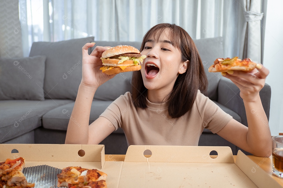 Comida asiática para viagem comendo hambúrguer e pizza da sala de estar