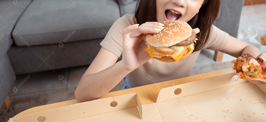 Comida asiática para viagem comendo hambúrguer e pizza da sala de estar