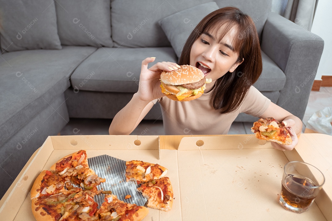 Comida asiática para viagem comendo hambúrguer e pizza da sala de estar