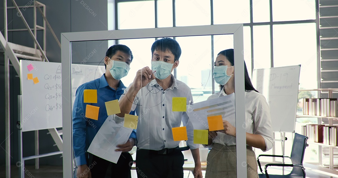 Asiáticos com máscara médica em uma equipe diversificada de colegas de trabalho