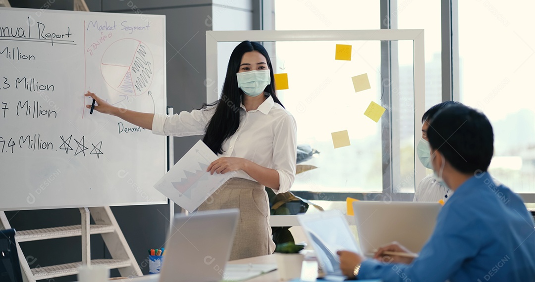 Asiáticos com máscara médica em uma equipe diversificada de colegas de trabalho