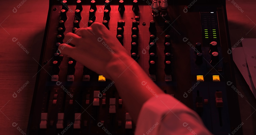 Mão de produtor asiático trabalhando no estúdio no painel de mixagem