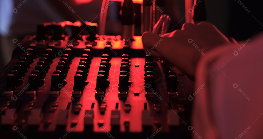 Mão de produtor asiático trabalhando no estúdio no painel de mixagem