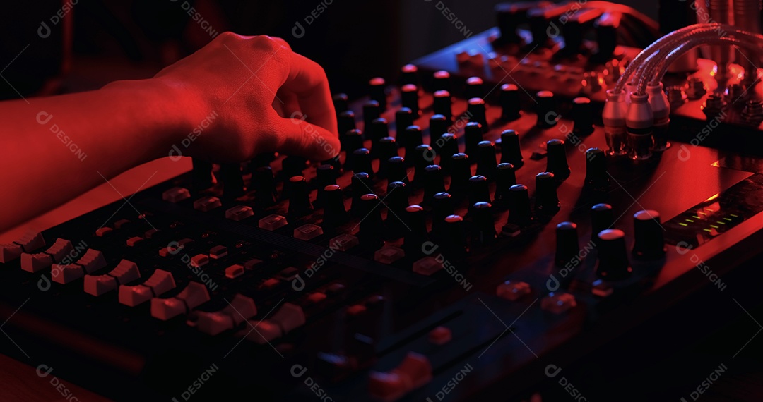 Mão de produtor asiático trabalhando no estúdio no painel de mixagem