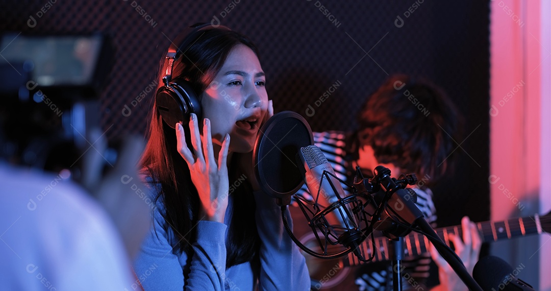 Jovens asiáticos gravando nova música no estúdio de som