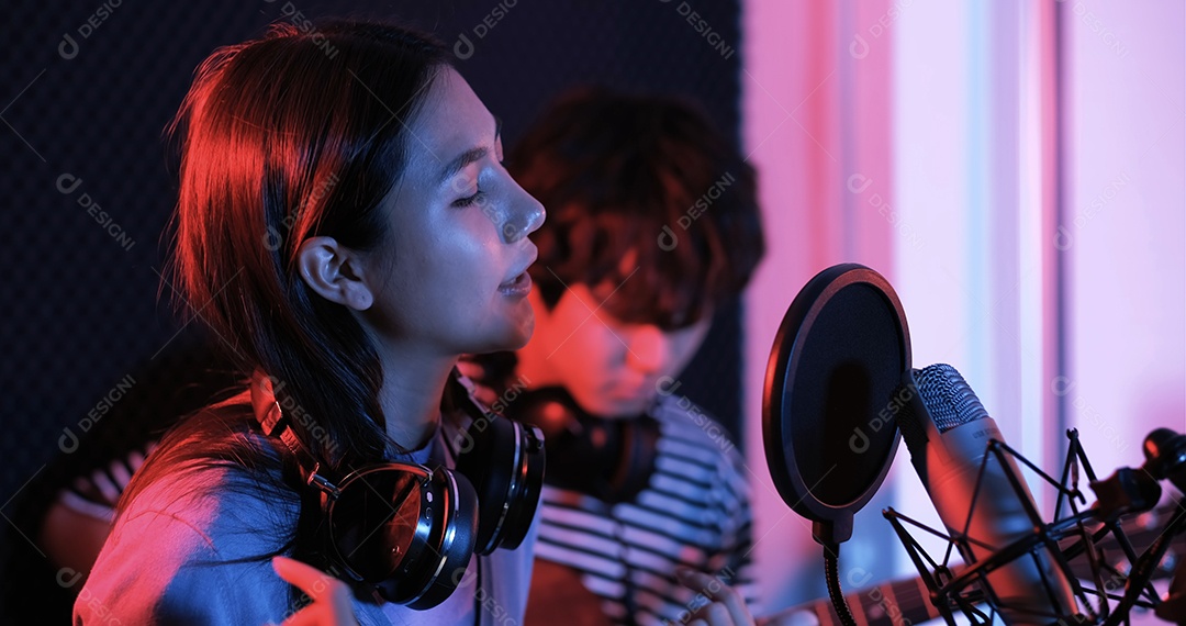 Jovens asiáticos gravando nova música no estúdio de som