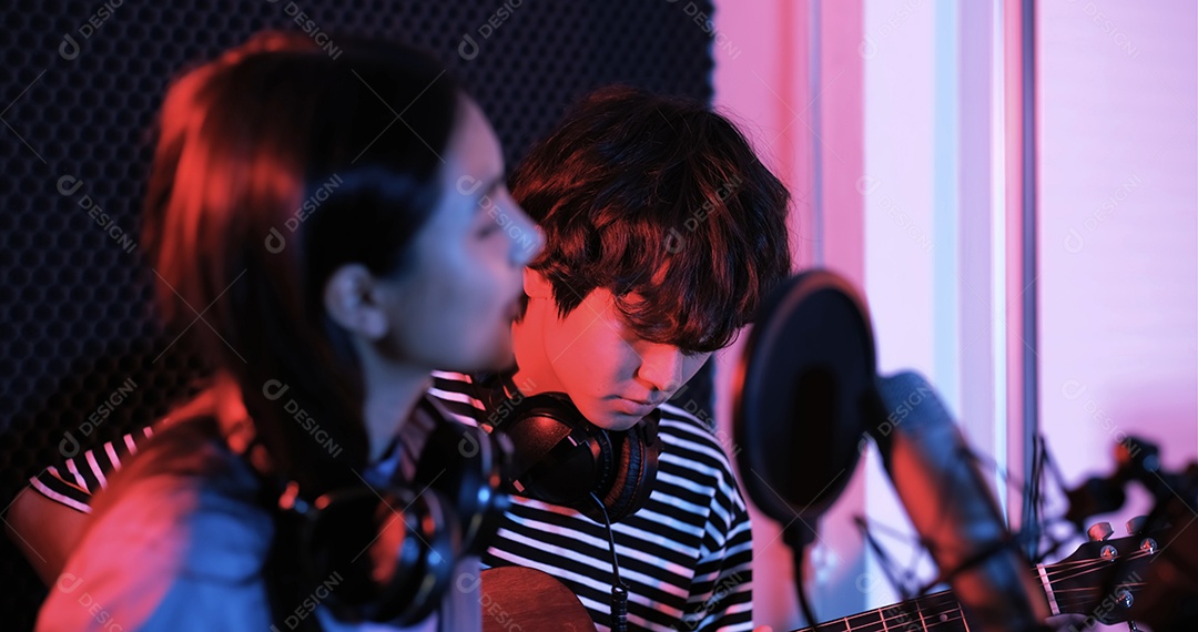 Jovens asiáticos gravando nova música no estúdio de som