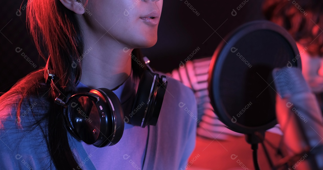 Jovens asiáticos gravando nova música no estúdio de som