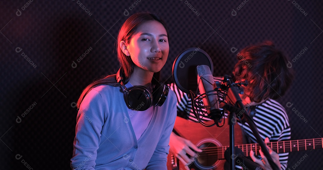 Jovens asiáticos gravando nova música no estúdio de som