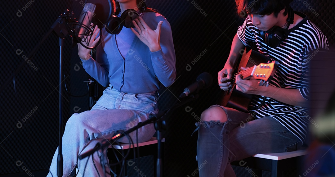 Jovens asiáticos gravando nova música no estúdio de som