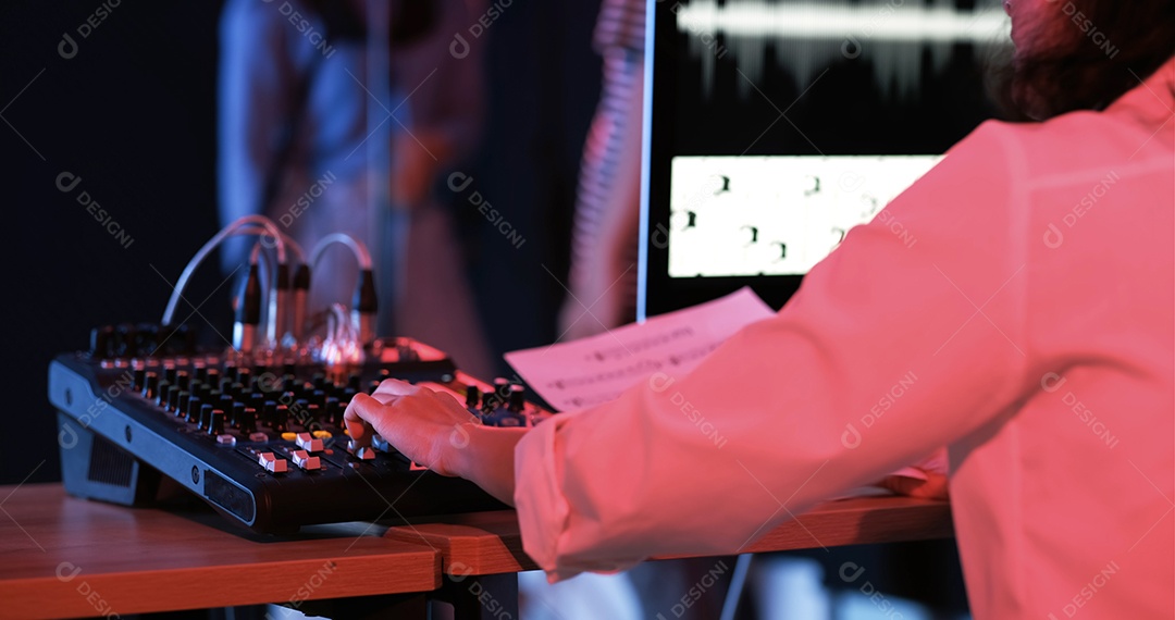 Jovens asiáticos gravando nova música no estúdio de som
