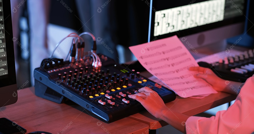 Jovens asiáticos gravando nova música no estúdio de som