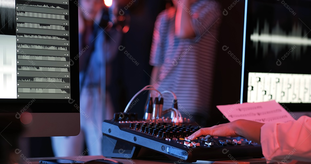 Jovens asiáticos gravando nova música no estúdio de som