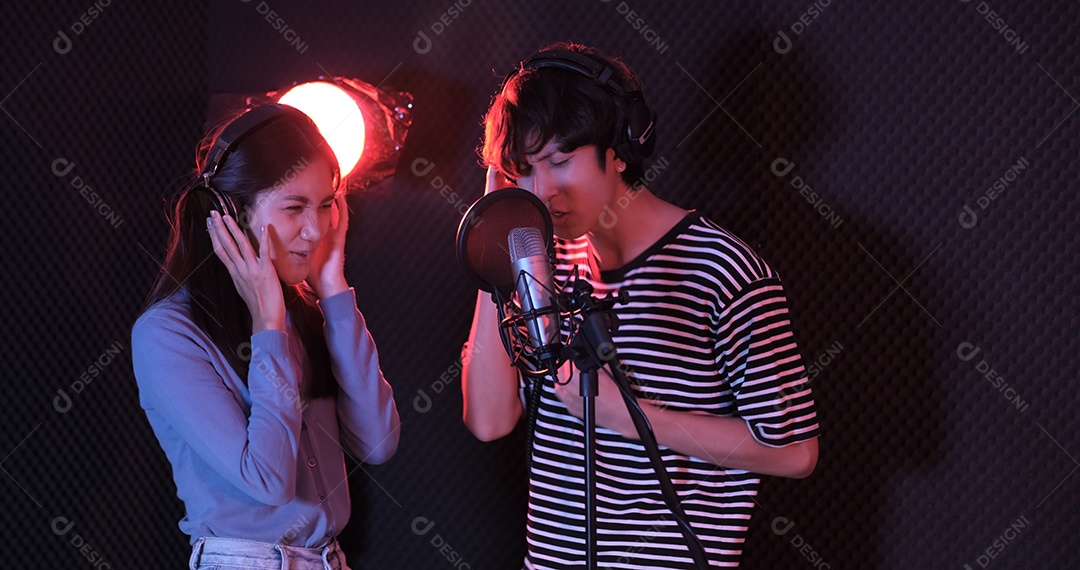 Jovens asiáticos gravando nova música no estúdio de som