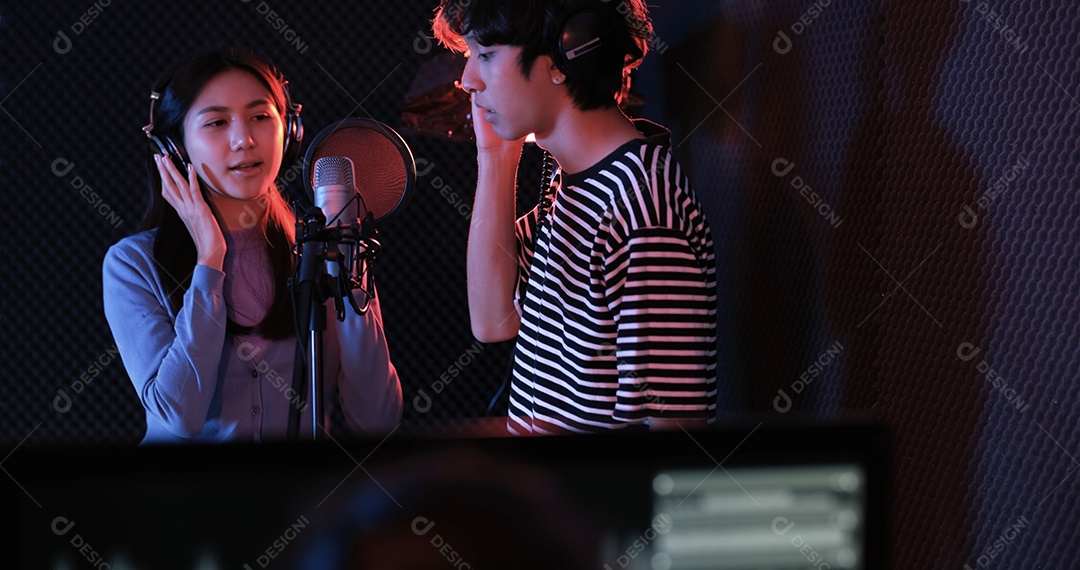 Mulher asiática gravando nova música no estúdio de som