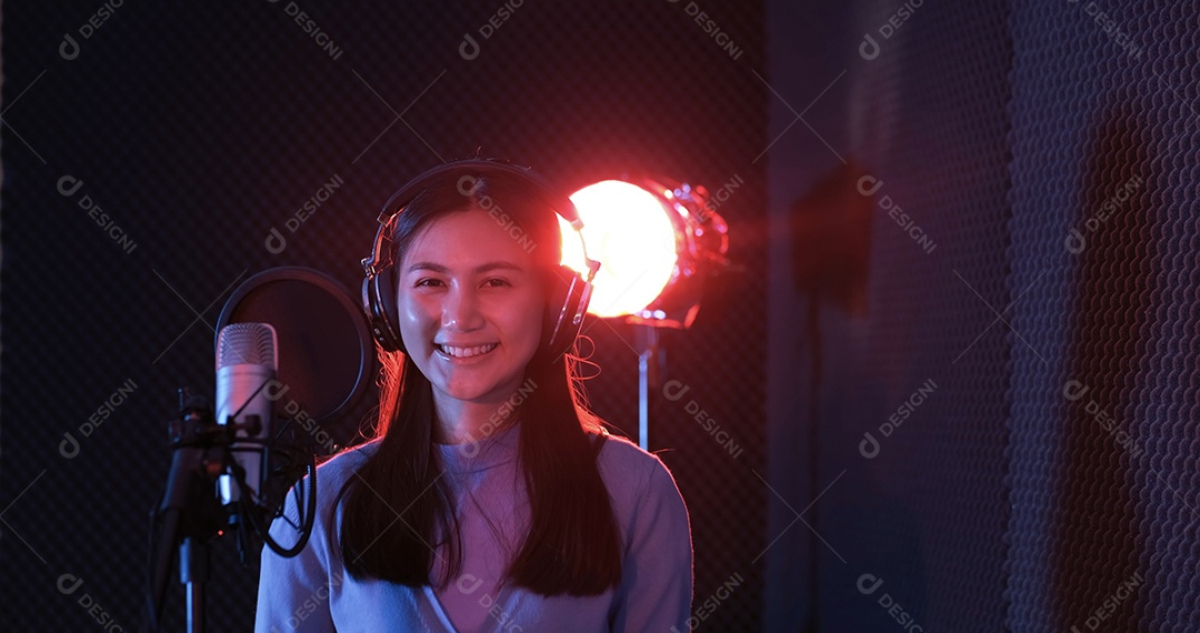 Mulher asiática gravando nova música no estúdio de som