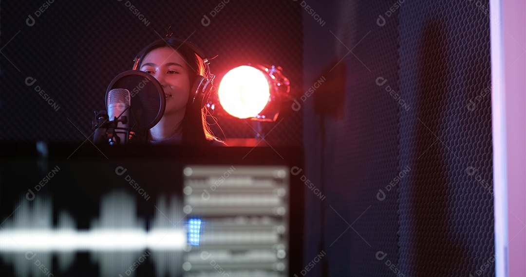 Mulher asiática gravando nova música no estúdio de som