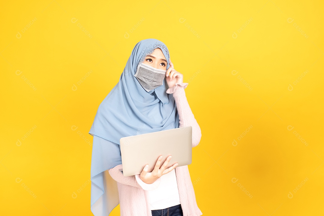 Mulher jovem muçulmana de hijab e máscara facial protetora