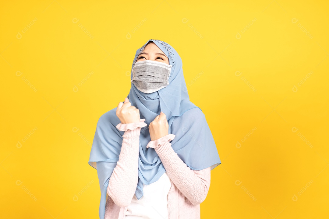 Mulher jovem muçulmana de hijab e máscara facial protetora