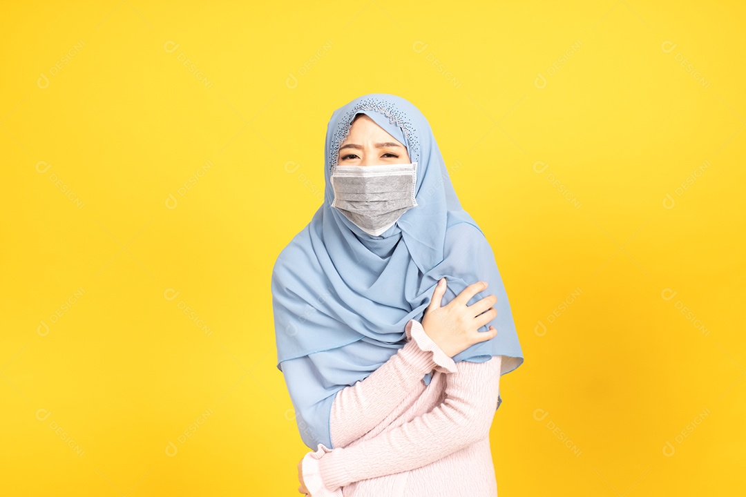 Mulher jovem muçulmana de hijab e máscara facial protetora