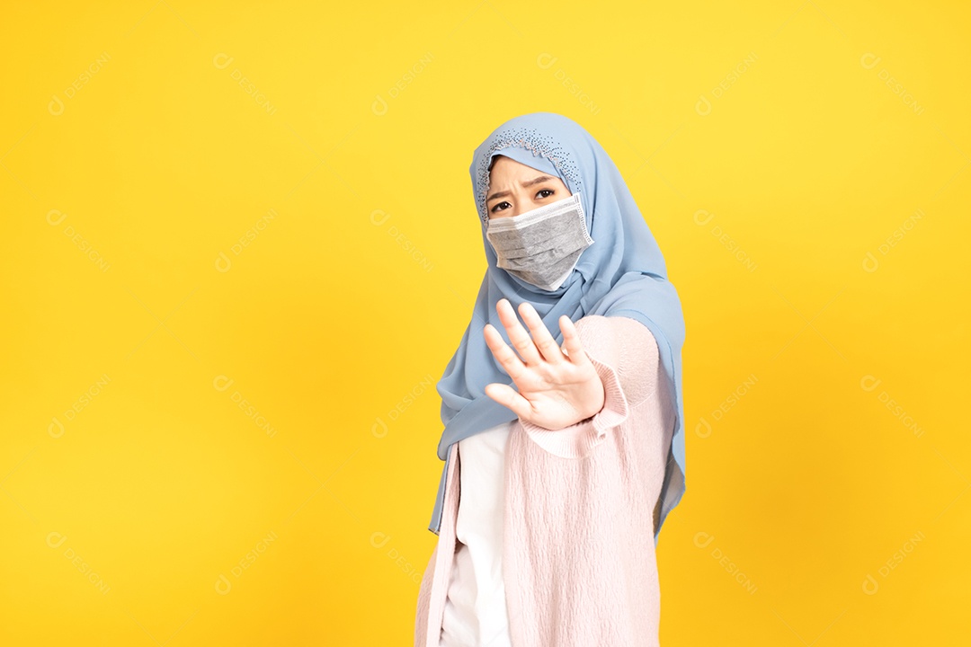 Mulher jovem muçulmana de hijab e máscara facial protetora
