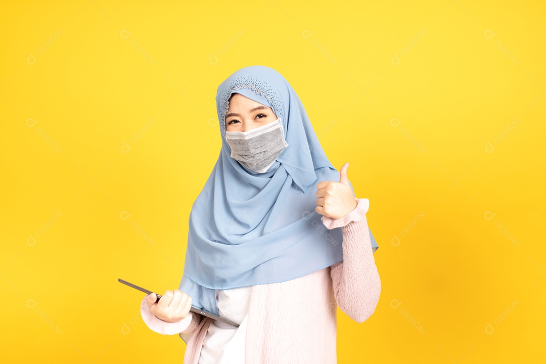 Mulher jovem muçulmana de hijab e máscara facial protetora