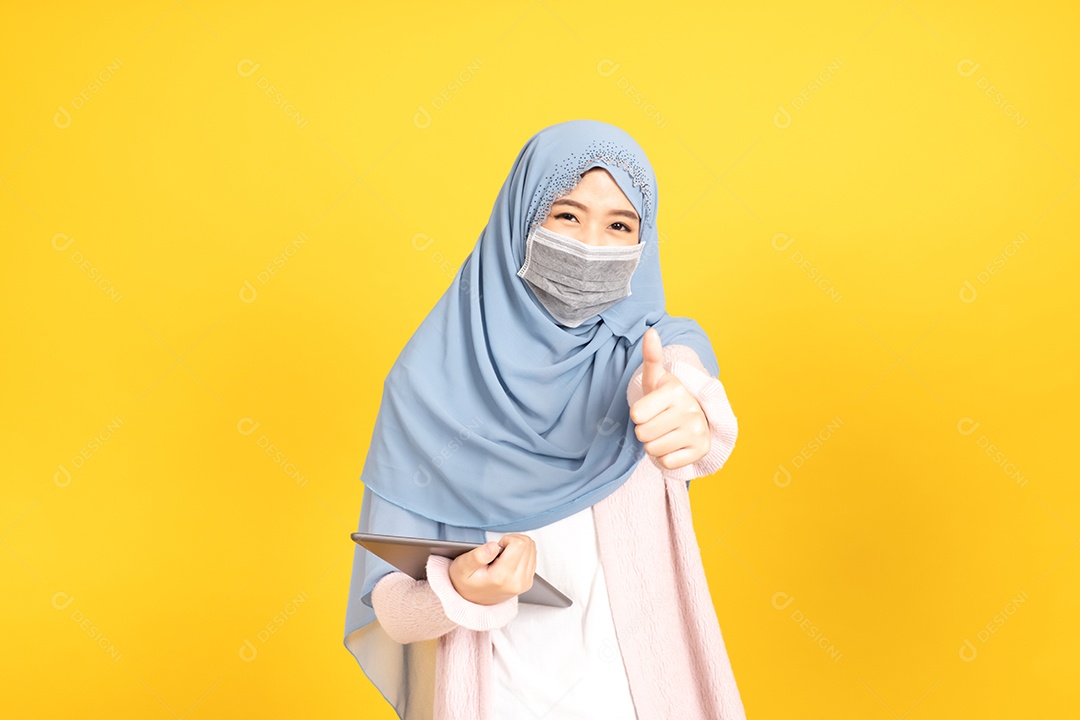 Mulher jovem muçulmana de hijab e máscara facial protetora