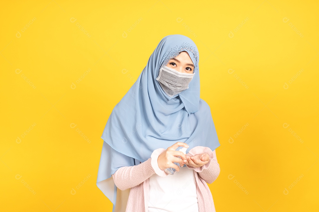 Mulher jovem muçulmana de hijab e máscara facial protetora