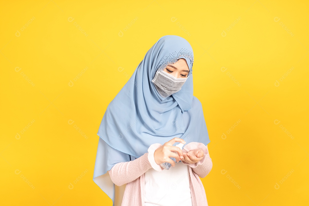 Mulher jovem muçulmana de hijab e máscara facial protetora