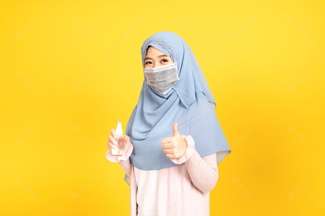 Mulher jovem muçulmana de hijab e máscara facial protetora