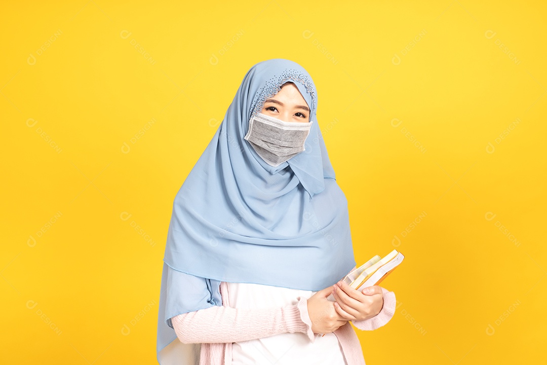 Mulher jovem muçulmana de hijab e máscara facial protetora